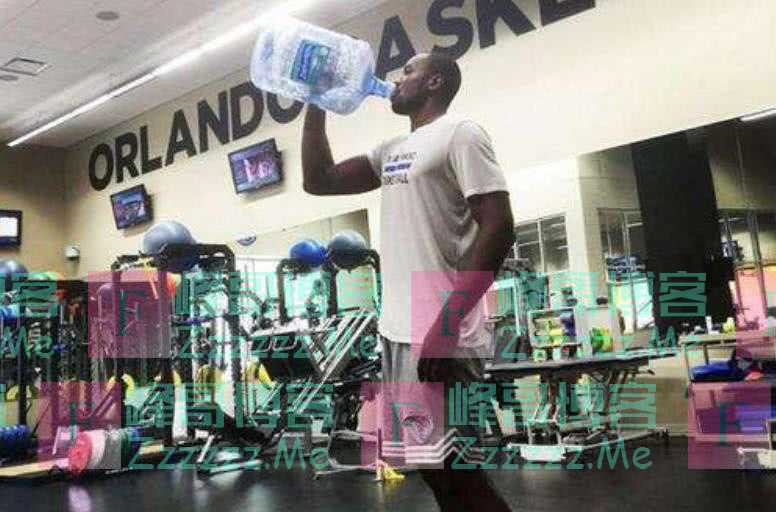 NBA球星喝水多夸张？姚明奥尼尔像喝口服液，一人单手拿桶装水喝