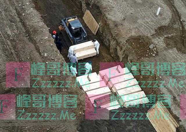 无人机拍下美国在无人荒岛挖坑埋尸，棺材密集排列，埋入狭长土沟