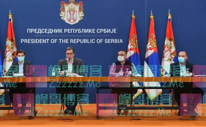 塞尔维亚女总理携同性妻子亮相，短发配西装，妻子一身碎花气场强