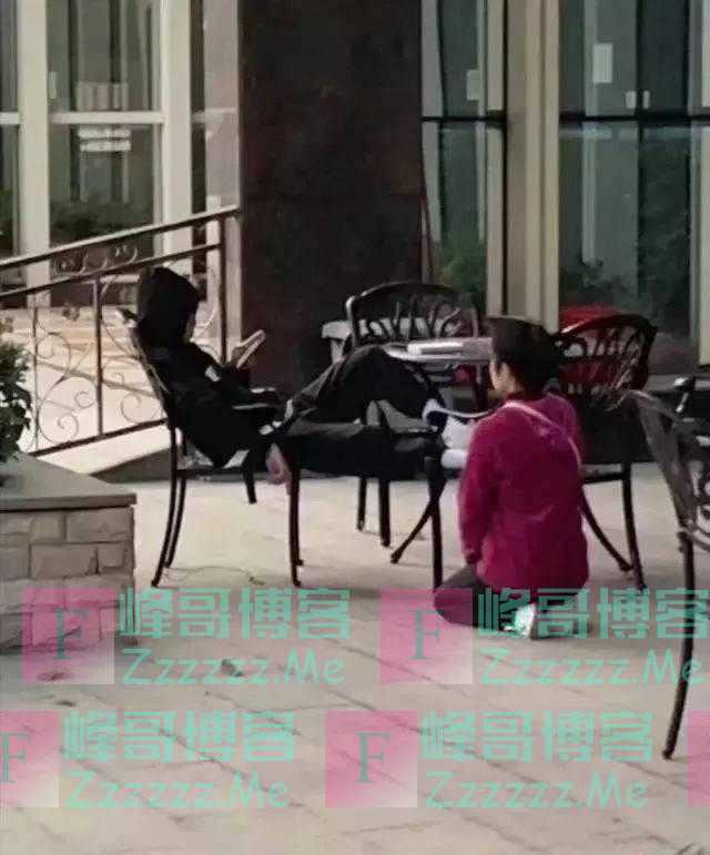 妈妈给9岁儿子下跪1小时，却被儿子拍照发朋友圈：天天好心情