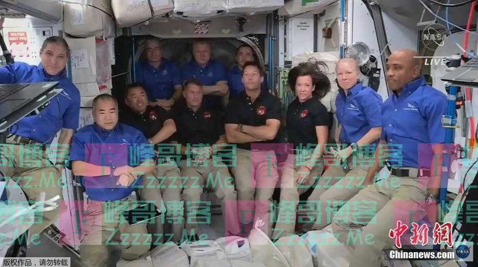 SpaceX载人飞船抵达 宇航员空间站内相拥庆祝