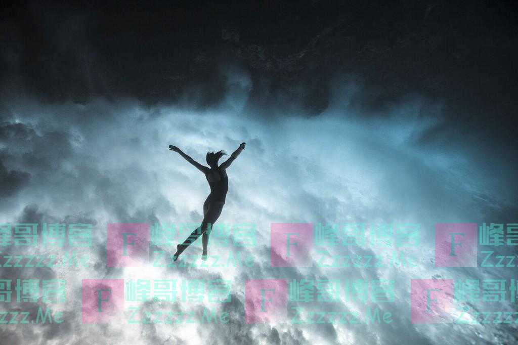 女子拍摄自由潜水大片 宛如在天空云朵中翱翔