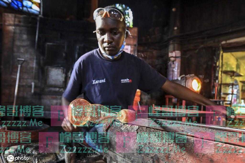 从玻璃废品到工艺品 肯尼亚一工作室将垃圾变废为宝