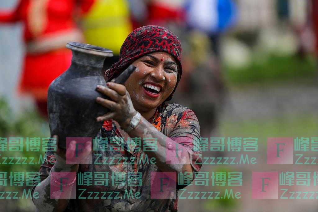 尼泊尔庆祝国家水稻日 民众互泼泥浆祈盼风调雨顺