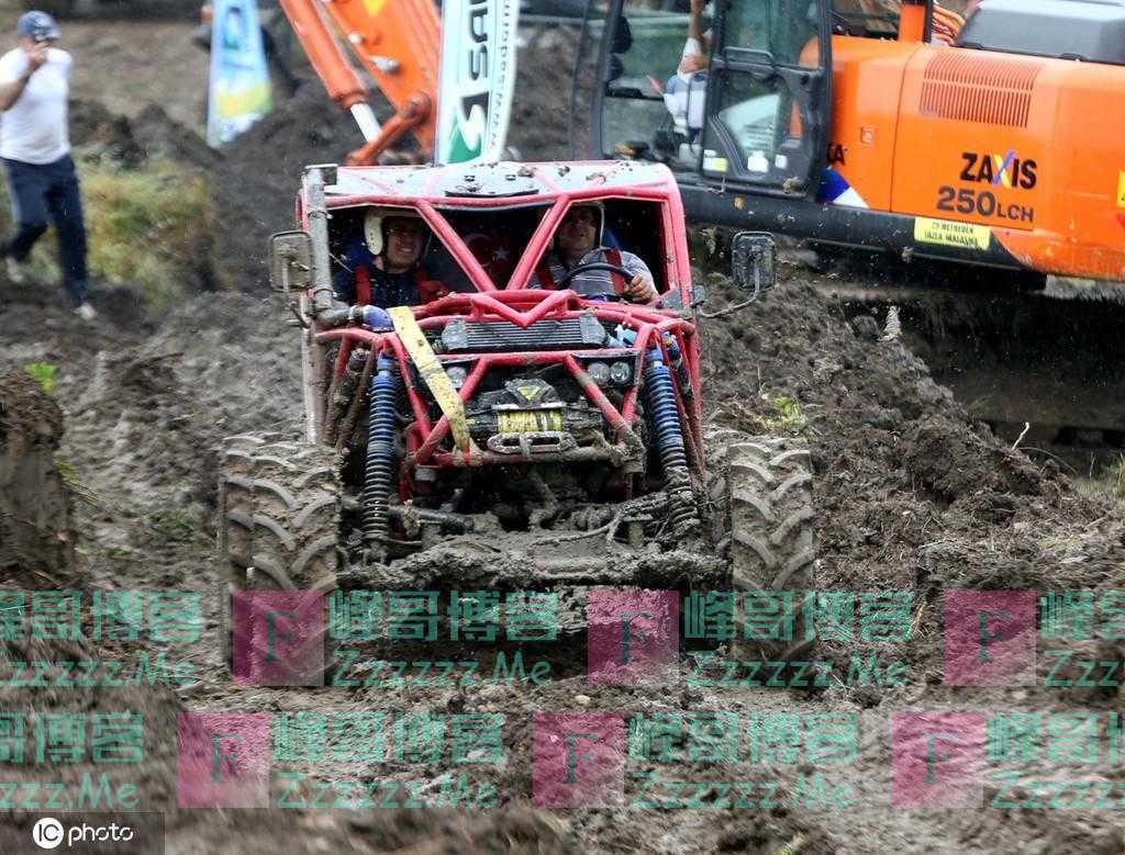 土耳其举行第21届越野节 泥地疯狂飙车惊险刺激