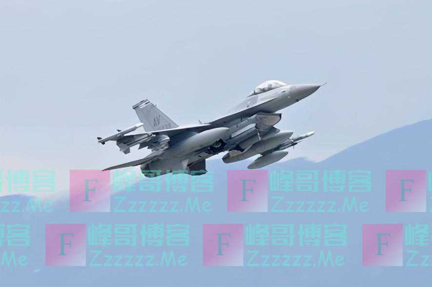驻韩美军F-16空中掉落两个油箱，险些砸到地面工人