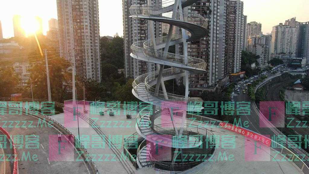 重庆长江灯塔似“螺旋天梯” 网友戏称为“烤面筋”