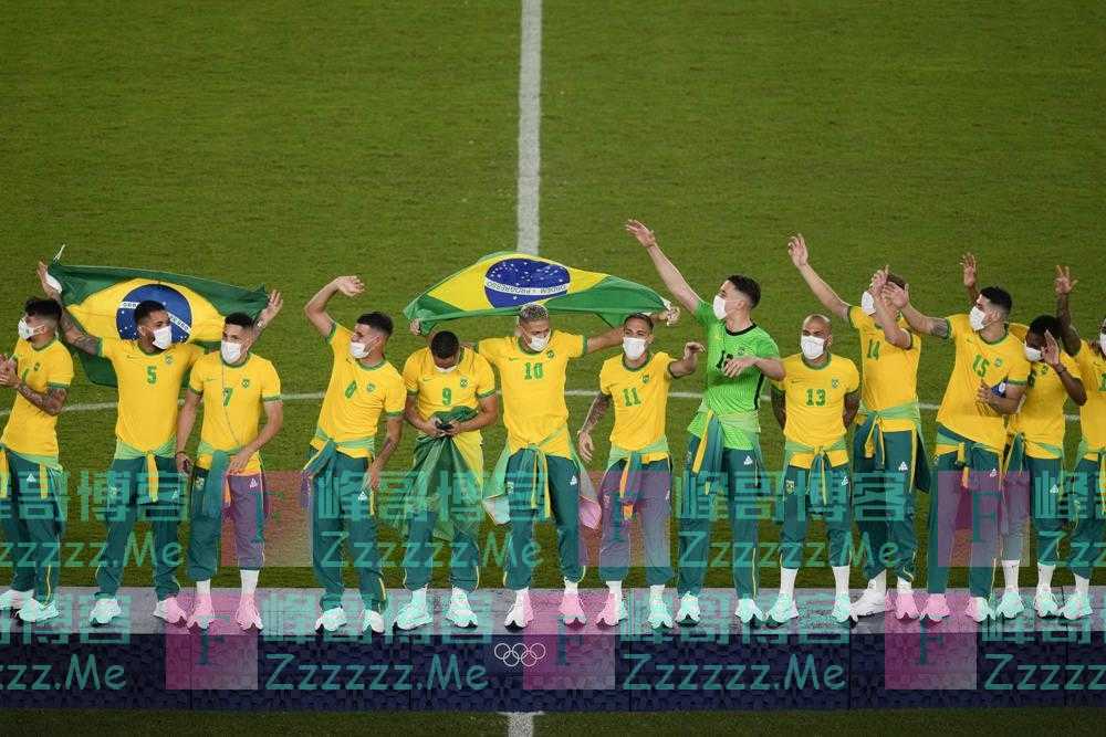 巴西足球队领奖时拒穿中国赞助商队服，巴西奥委会：将采取措施