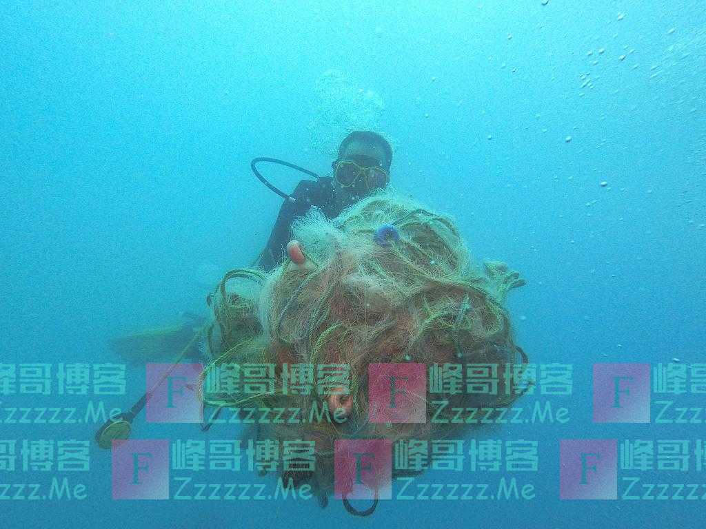 守护生态环境 土耳其阿达纳省潜水员收集海洋垃圾