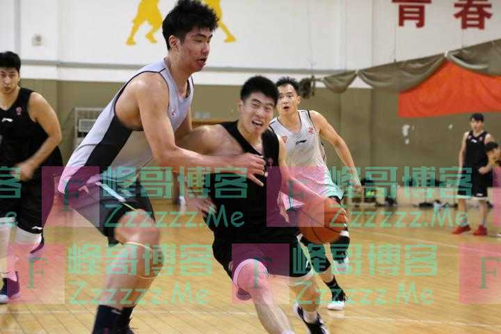 薪火相传，余嘉豪接了老爸余乐平的班，正式成为浙江男篮球员