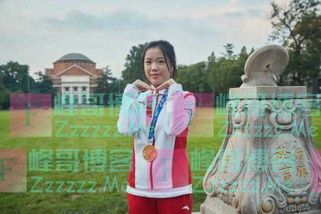 杨倩回清华大学参加欢迎会，赠学校领奖服还对同学比心