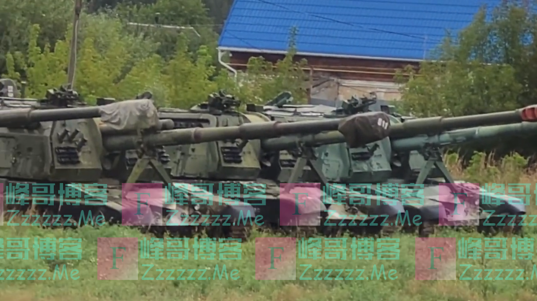 美媒：俄将大批重炮遗弃在俄乌边境 此前还把T-90坦克扔“垃圾场”