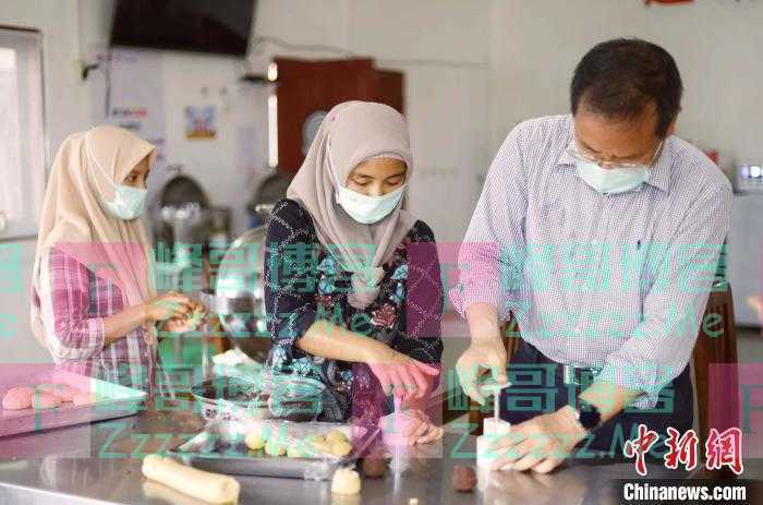 印尼中企两国员工月饼DIY（图）