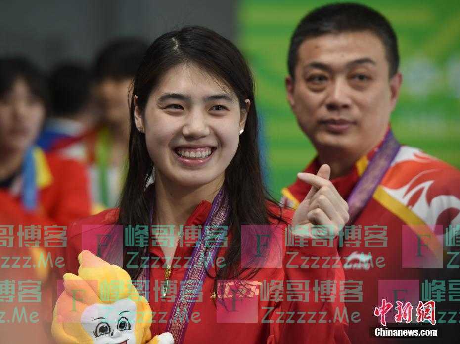 张雨霏夺全运会女子100米蝶泳金牌 赛后比心