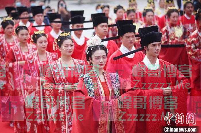 江苏徐州举办汉服集体婚礼“盛世汉缘·情定百年”