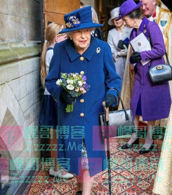 95岁英国女王拄拐亮相引关注