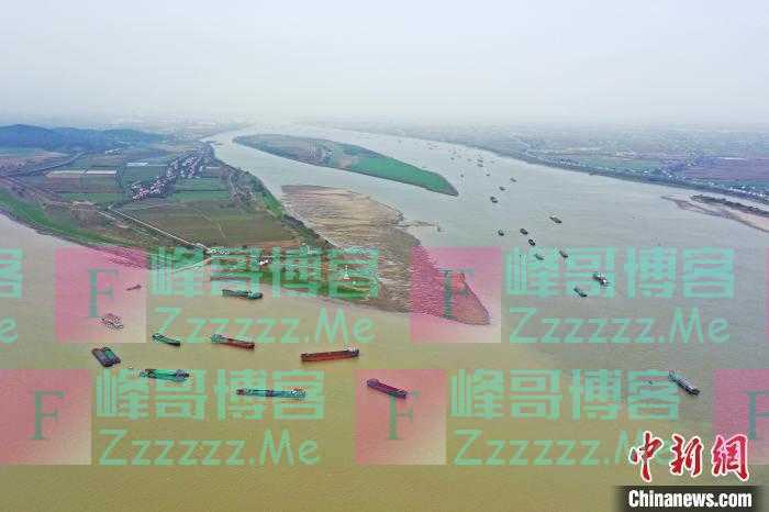 长江与鄱阳湖交汇处现“江湖两色”景观