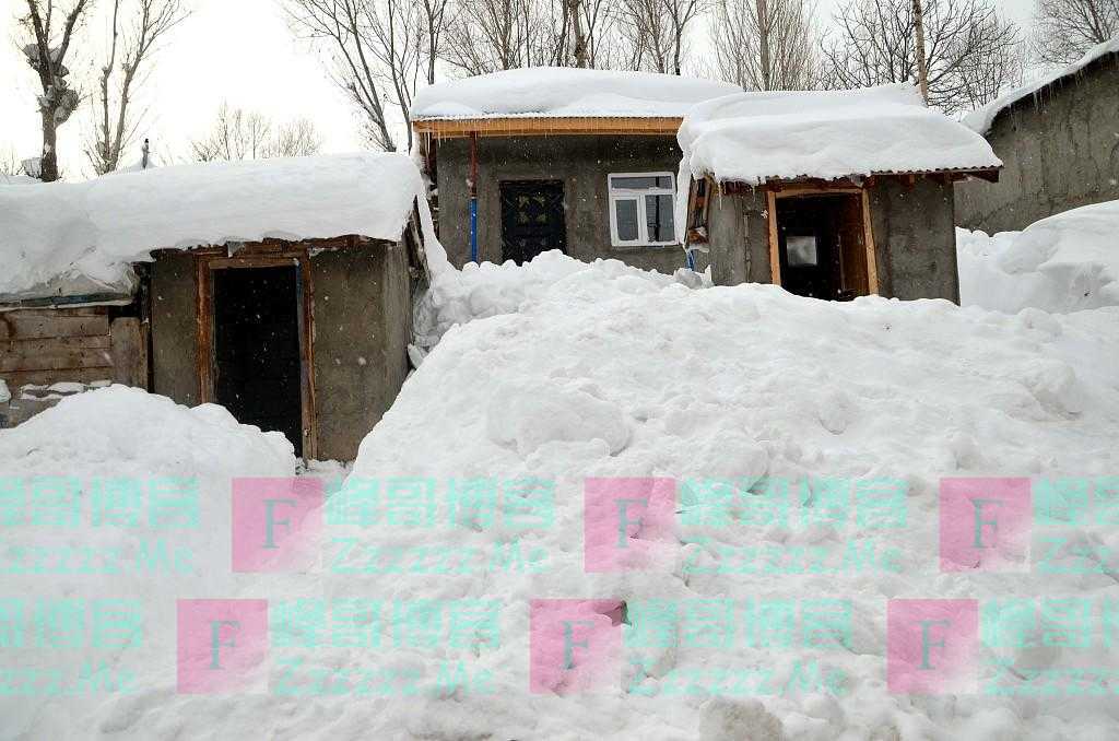 土耳其降暴雪 房屋几乎被“淹没”