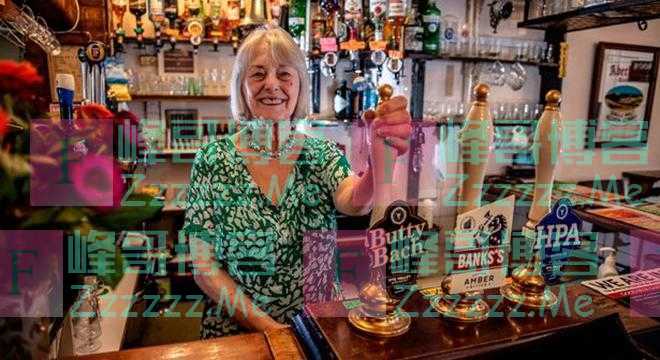 英国74岁酒吧女老板已从业60年 仍不打算退休
