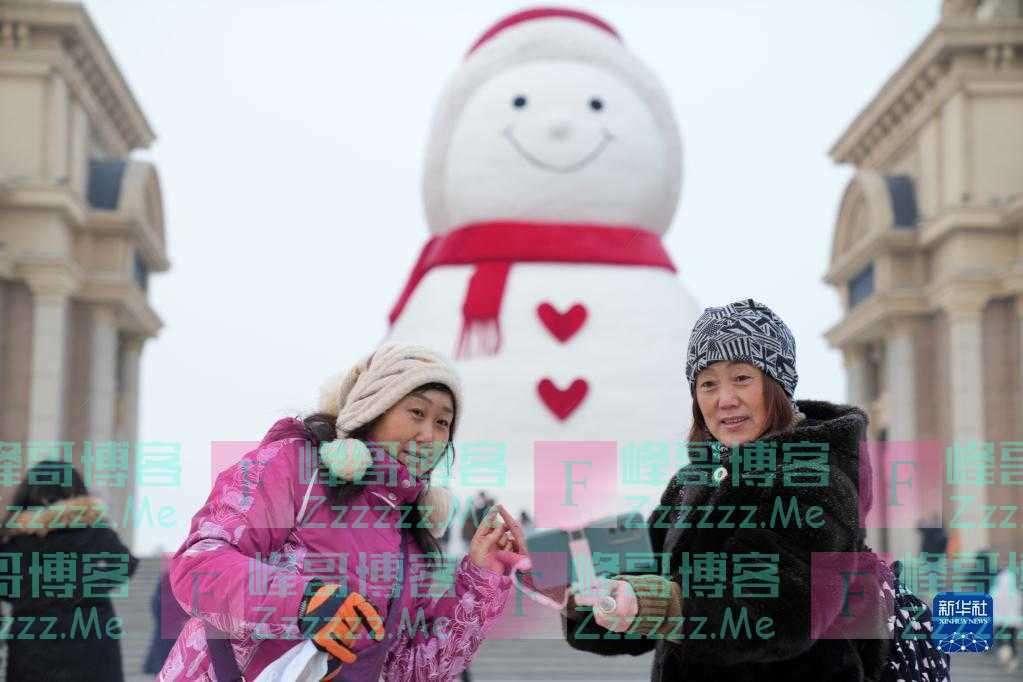 巨型雪人亮相哈尔滨松花江畔