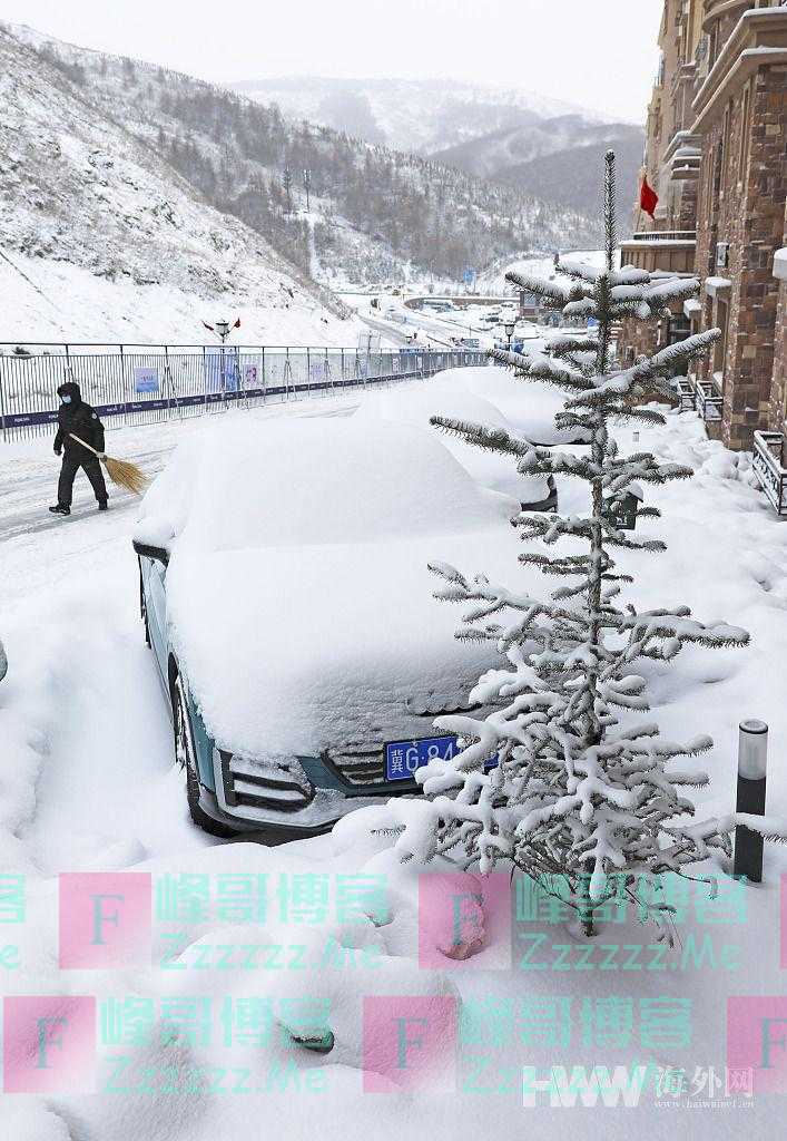 北京2022年冬奥会张家口赛区迎新年首场降雪 工作人员进行铲冰除雪
