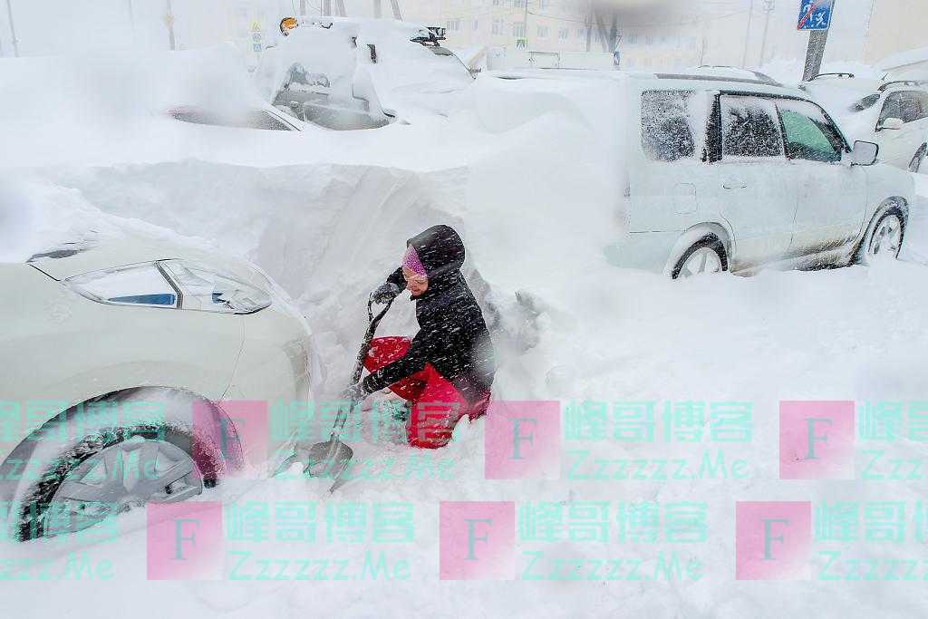 俄罗斯萨哈林岛迎来暴风雪天气 民众刨雪找车