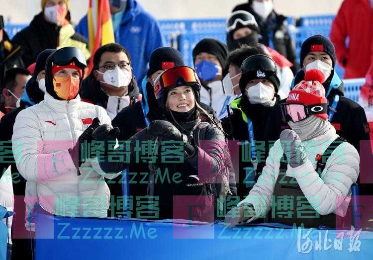 聚焦北京冬奥会｜谷爱凌现场为中国运动员加油