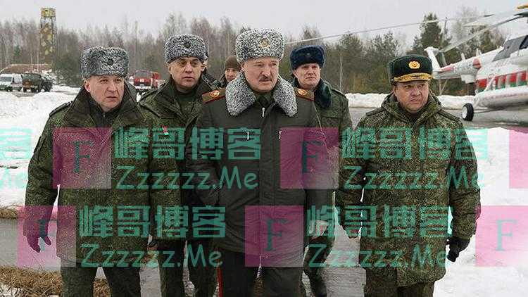 白俄罗斯总统卢卡申科17日视察俄白军演靶场
