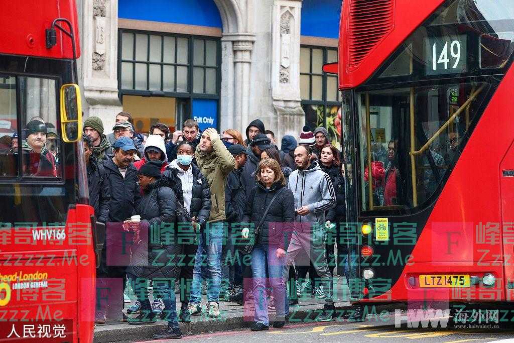 英国伦敦地铁罢工 民众挤公交通勤