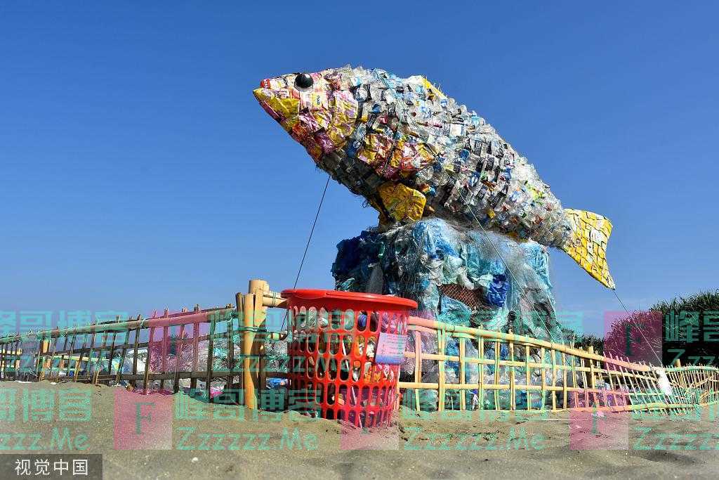 孟加拉国居民用塑料垃圾做成鱼雕像 呼吁保护海洋