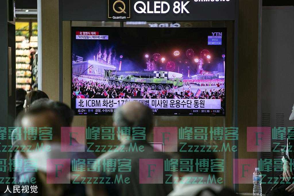 韩国民众观看朝鲜纪念人民革命军建军90周年阅兵式