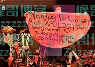 加拿大大学毕业典礼上，中国留学生掏出一块布，现场响起热烈掌声