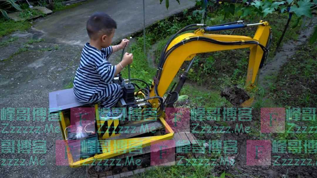 2岁男孩会开挖掘机，驾龄1年半！造玩具的老爸也火了！