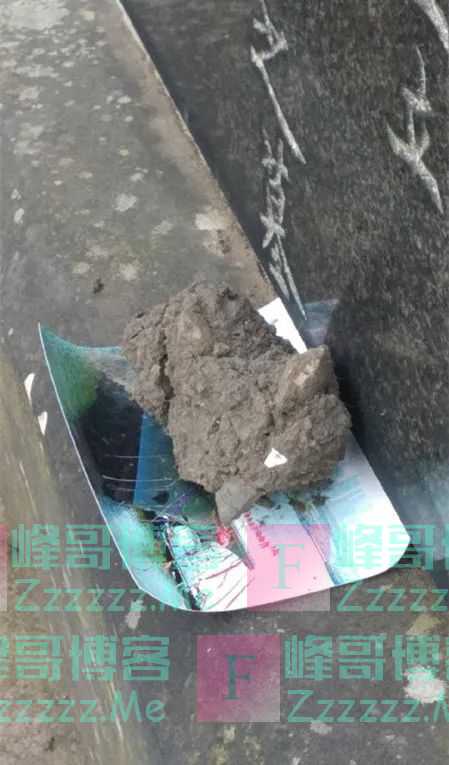 英国北洋水师水兵墓地前果然出现了
