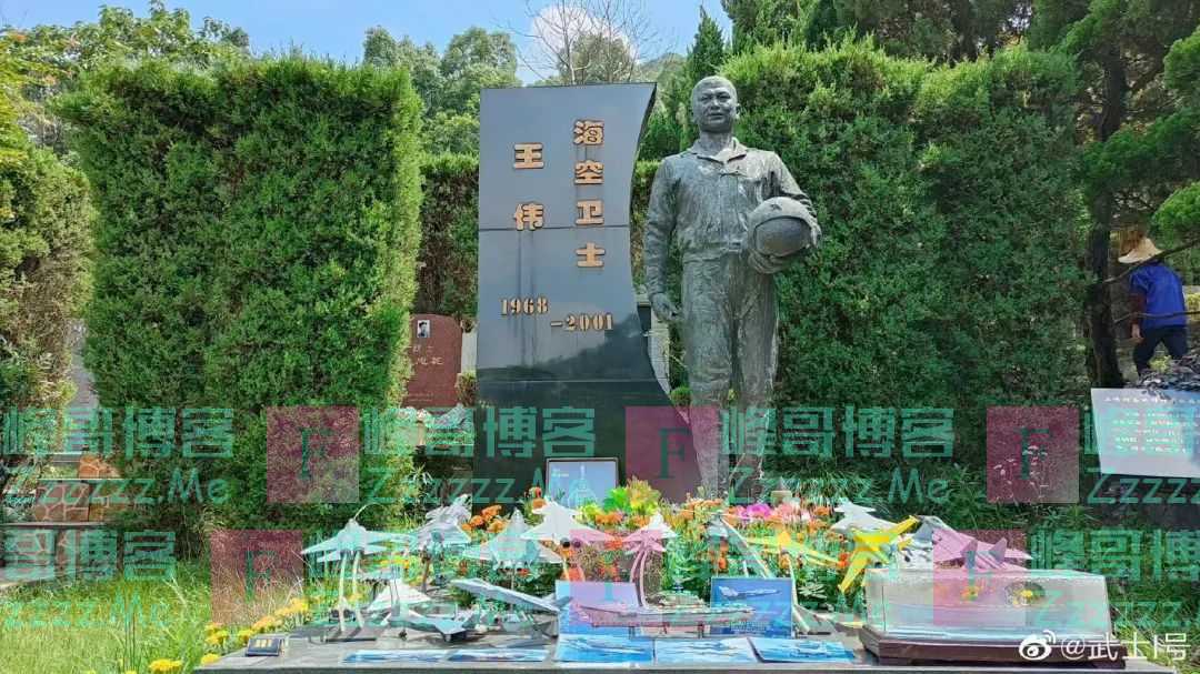 英国北洋水师水兵墓地前果然出现了
