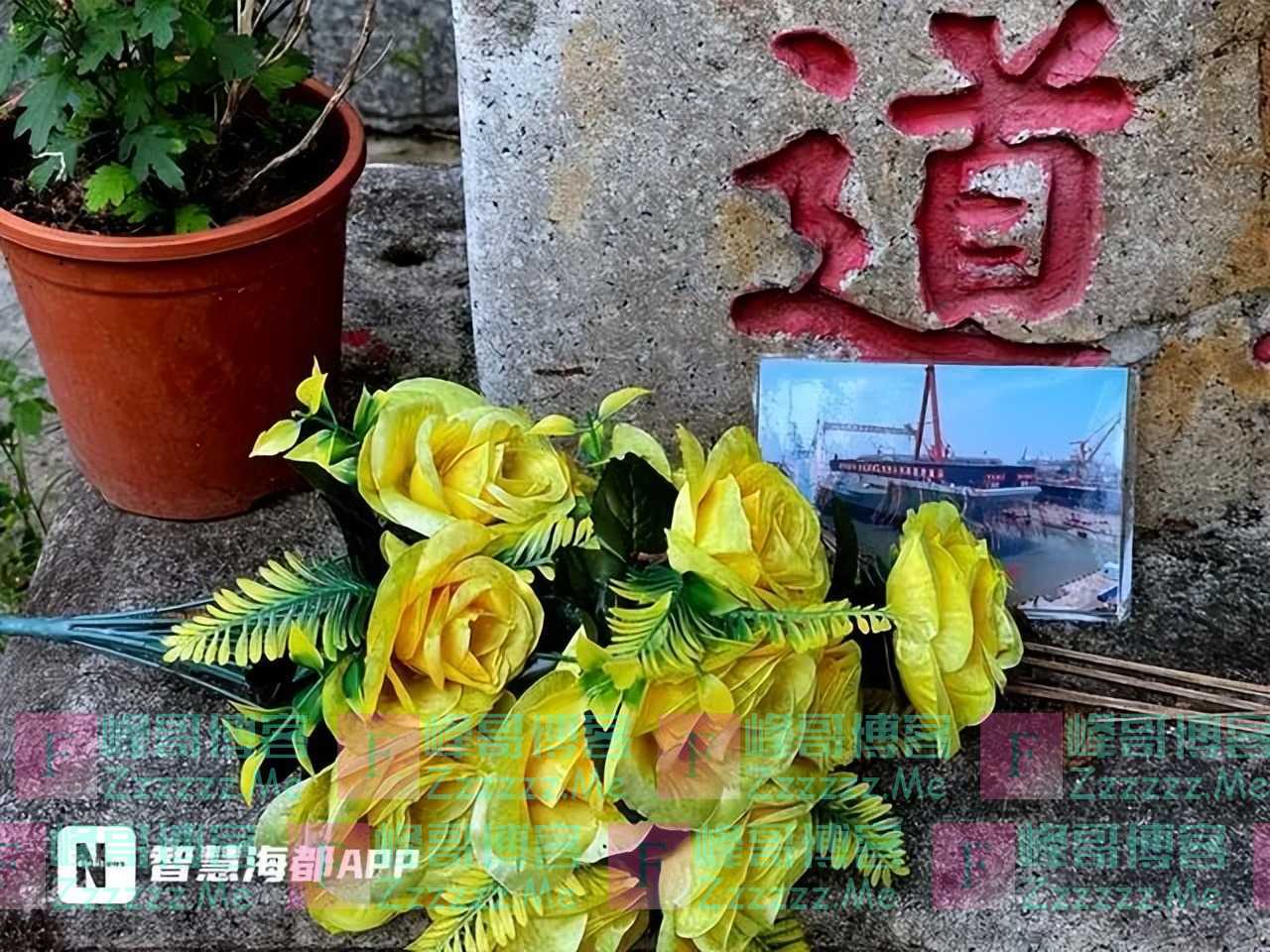 英国北洋水师水兵墓地前果然出现了