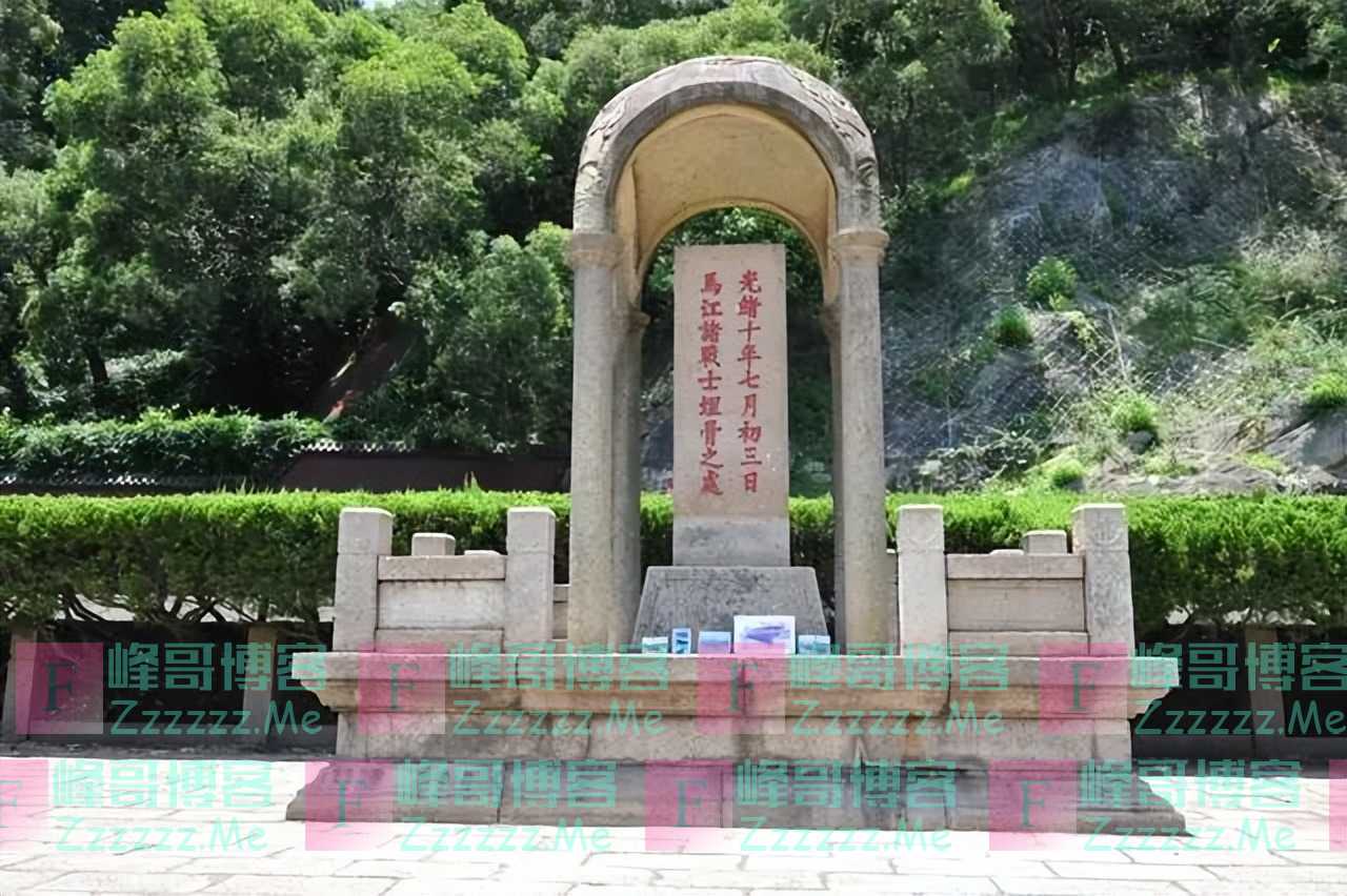 英国北洋水师水兵墓地前果然出现了