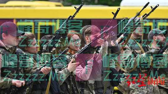 商场、夜店、加油站，乌不分场合“招兵买马” 当地人：面临刑事指控也比去前线好