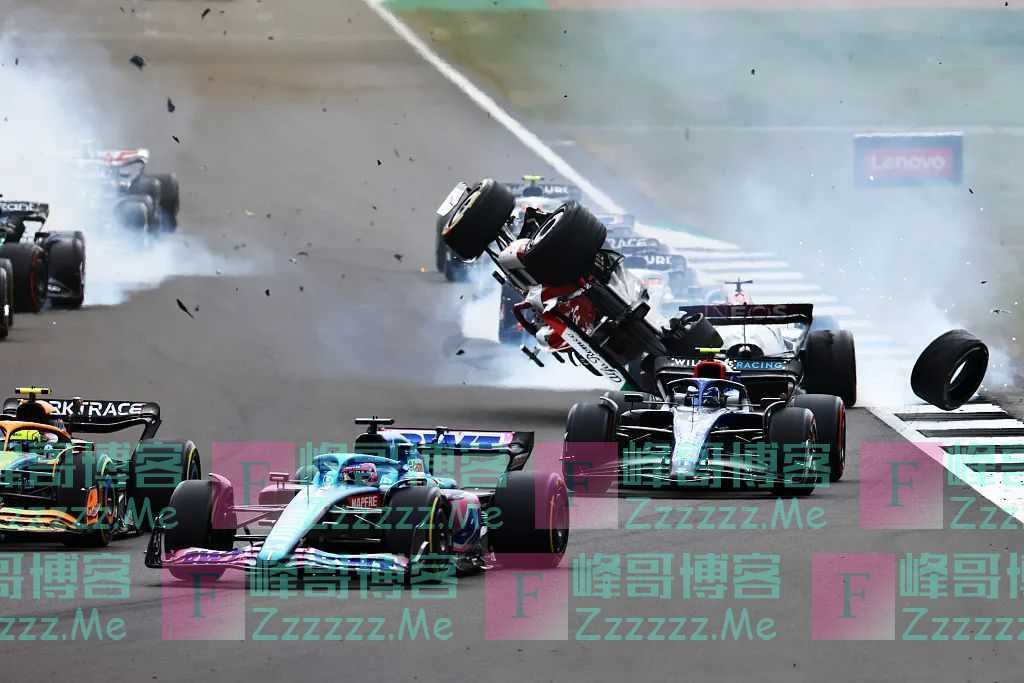 惊险！中国F1车手周冠宇遭遇严重事故，赛车被撞飞、翻滚、倒扣滑行！车队：周冠宇目前意识清醒