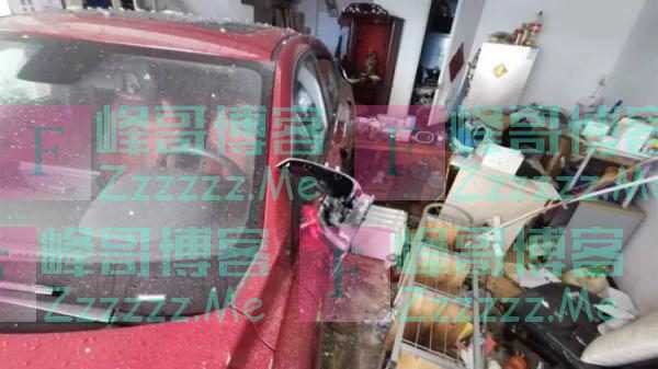 男子一脚油把新车倒进邻家商铺！损失近10万！只因不懂挂这种挡