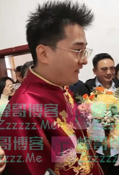 双胞胎姐妹同时出嫁，新郎懵圈分不清，化妆师：最后是亲戚告诉他的