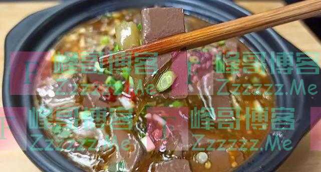 酸菜配鸭血，味道鲜美，味道鲜美，是一种很好的佐料