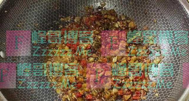 酸菜配鸭血，味道鲜美，味道鲜美，是一种很好的佐料