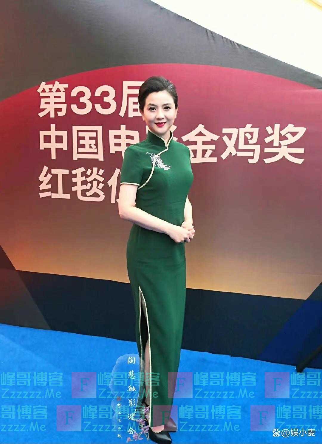 陶慧敏惊艳的56岁，深绿色的旗袍开叉很高，佟丽娅应该也能穿！