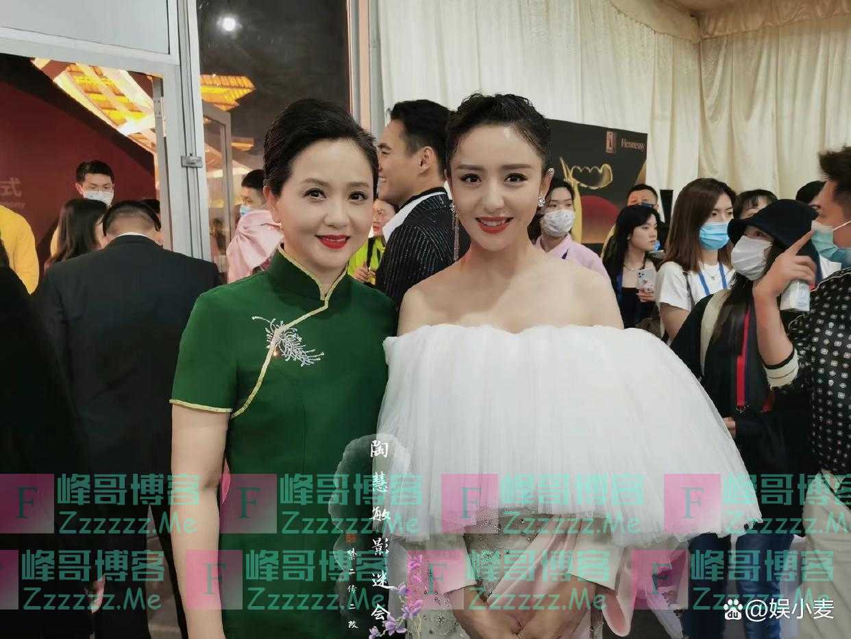 陶慧敏惊艳的56岁，深绿色的旗袍开叉很高，佟丽娅应该也能穿！