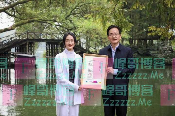 周迅受聘成为杭州亚运会宣传形象大使，她说杭州是第二故乡