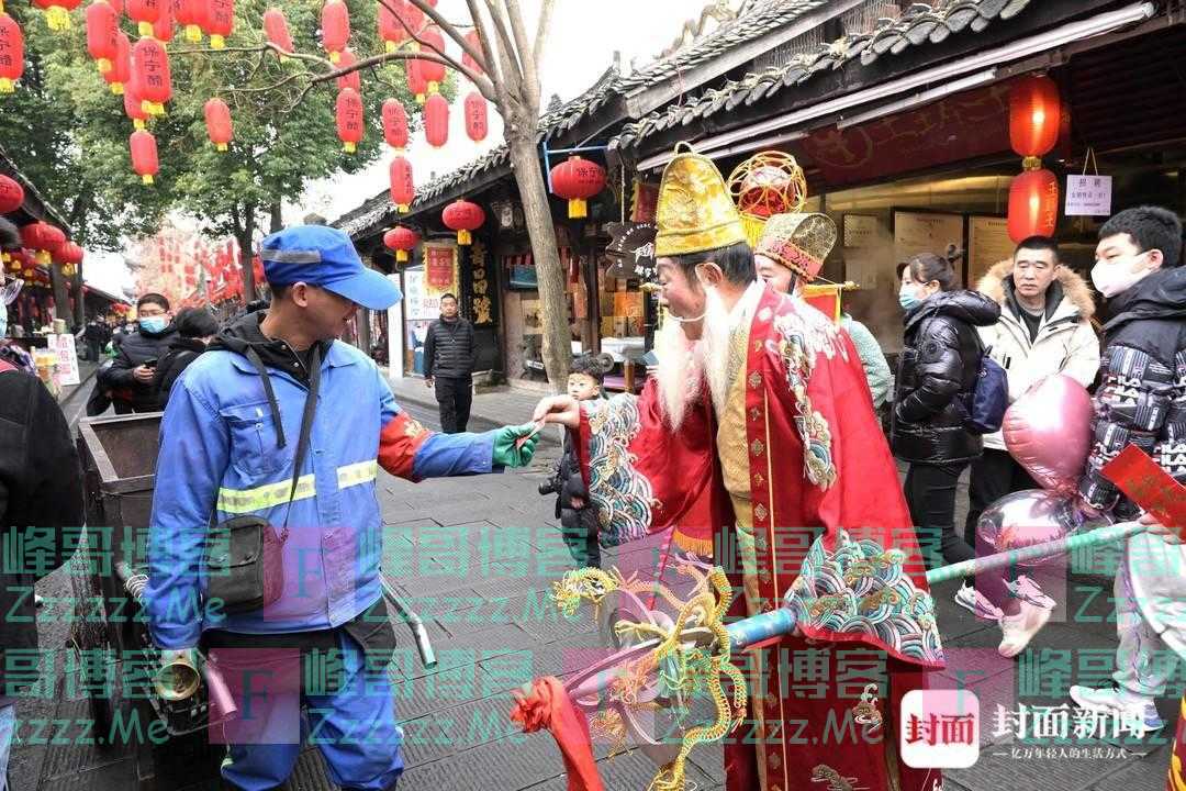 连续10年在四川阆中古城给人“赐福” 75岁“春节老人”要谢幕了