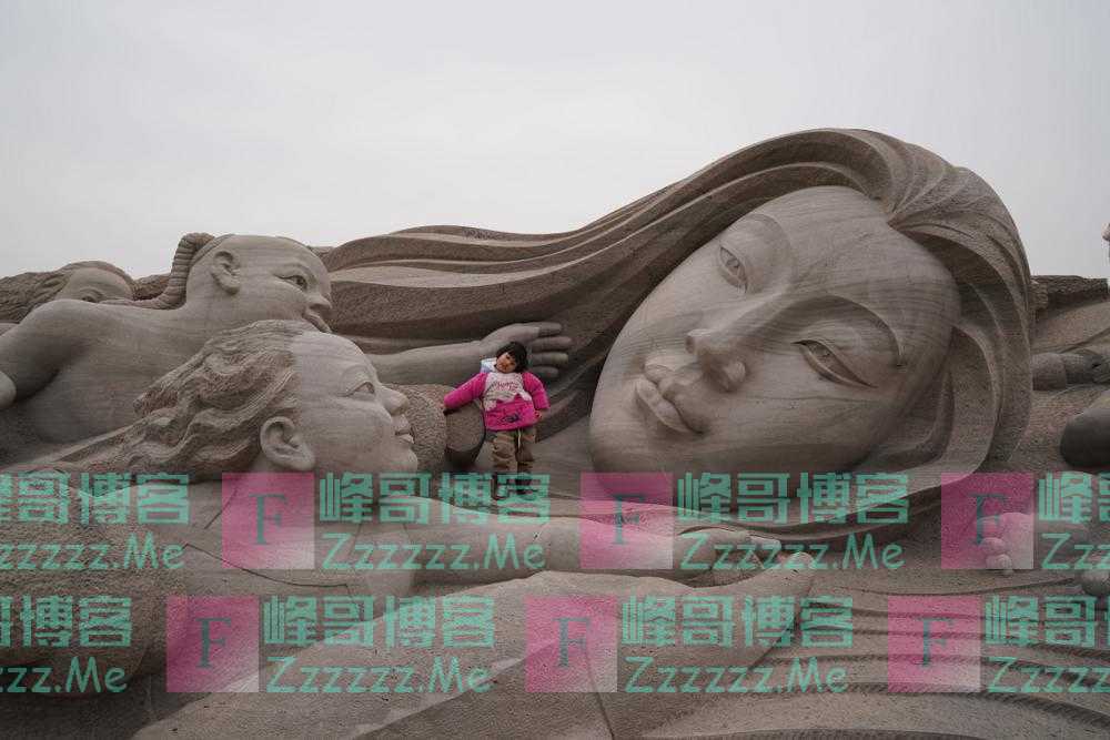 63米巨型石刻亮相重庆江滩，呼吁市民文明观赏