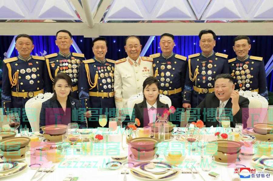 金正恩偕女儿访问朝鲜人民军将领宿舍，父女一同出席纪念宴会