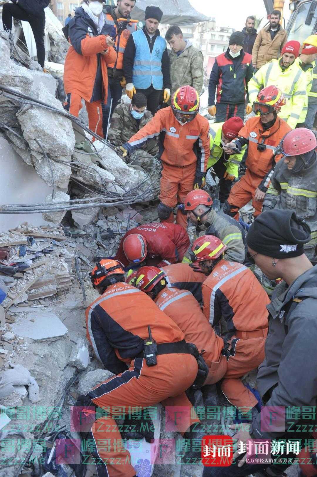 土耳其震区实录③｜航拍中国救援队救出第四人现场：一片废墟之下的生命奇迹